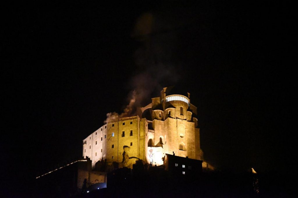 Torino, Fiamme alla Sacra di San Michele