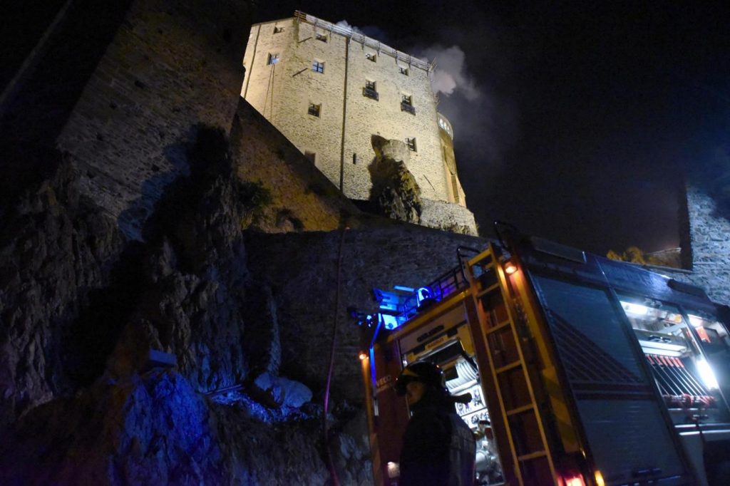 Torino, Fiamme alla Sacra di San Michele