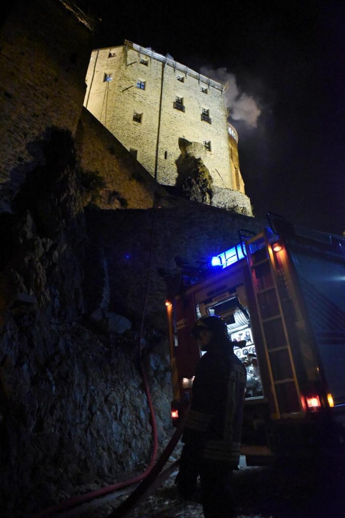 Torino, Fiamme alla Sacra di San Michele