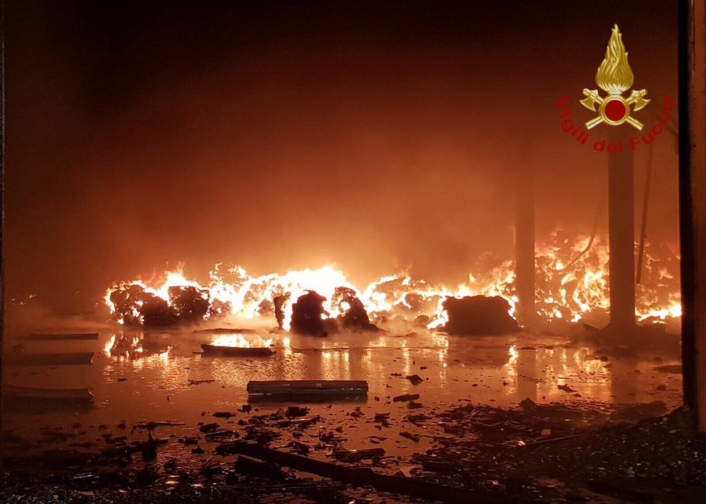 incendio capannone Pavia