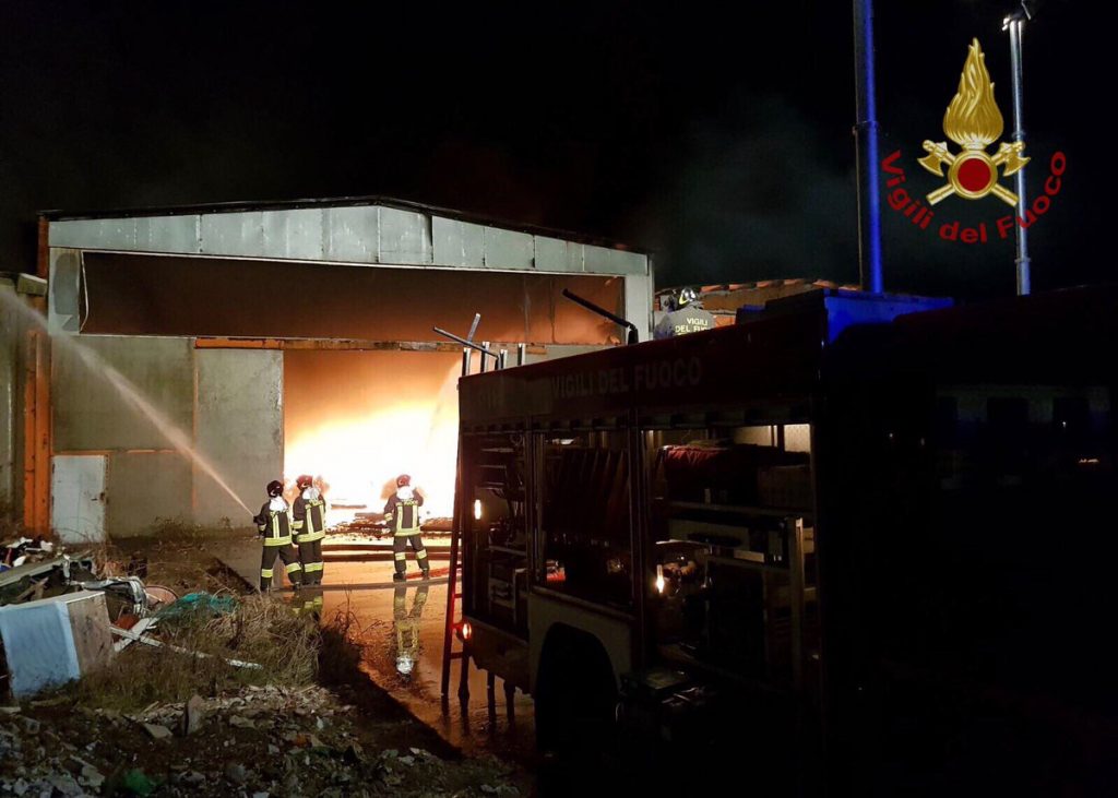 incendio capannone Pavia