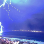 Maltempo, violentissimo temporale su Messina: spaventosa tempesta di fulmini e grandinata sulla litoranea, spiagge imbiancate [GALLERY]