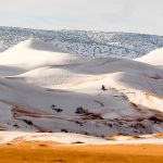 Le dune del Sahara ricoperte da 40cm di neve: ecco le immagini dell’incredibile nevicata di Ain Sefra in Algeria [GALLERY]