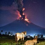 Fontane di lava e pennacchi di cenere: si teme una violenta eruzione del vulcano Mayon, 40mila persone in fuga [GALLERY]