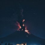 Fontane di lava e pennacchi di cenere: si teme una violenta eruzione del vulcano Mayon, 40mila persone in fuga [GALLERY]