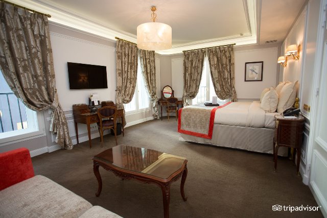 4. Hotel Regina Louvre - Paris