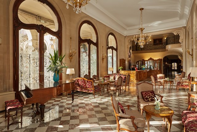 4. Hotel Regina Louvre - Paris