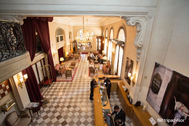 4. Hotel Regina Louvre - Paris