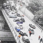 Neve a Napoli, “The Day After Tomorrow” in tangenziale: auto di traverso, traffico in tilt ma gli automobilisti scendono e giocano a palle di neve [FOTO]