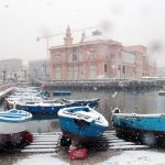 Neve e gelo in Puglia: anche Bari imbiancata, si gioca sulla spiaggia [GALLERY]