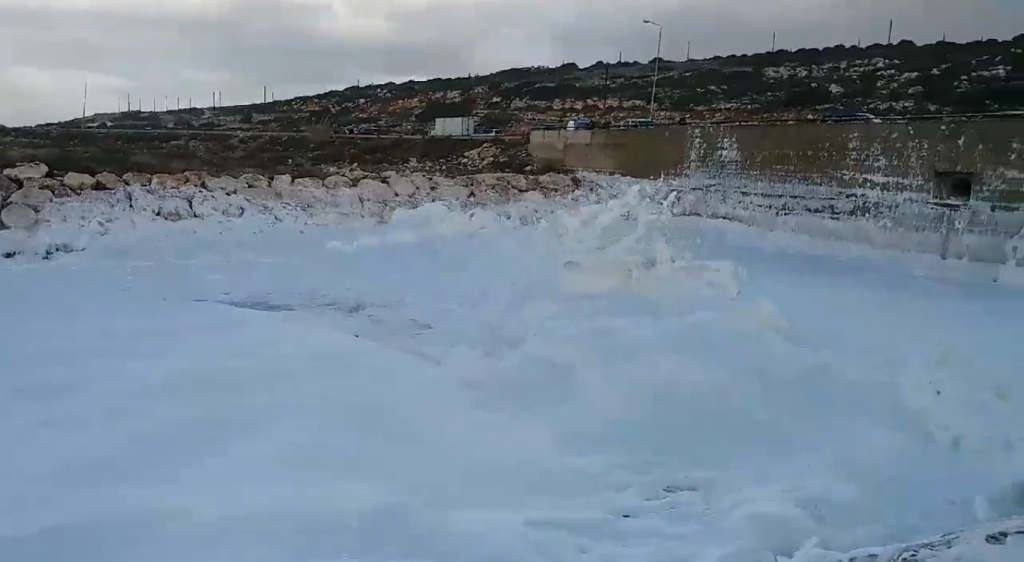 spiaggia schiuma libano