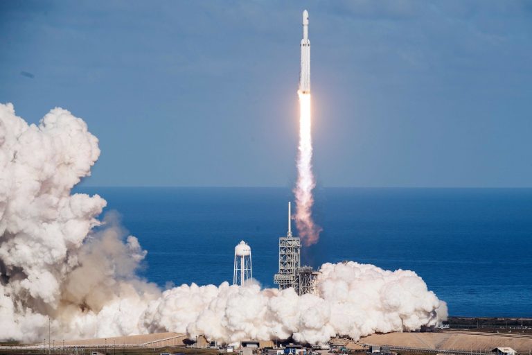 Space X lancia il razzo Falcon Heavy
