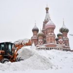 Mosca sommersa dalla “nevicata del secolo”, battuto il record del 1957: un morto, incidenti, blackout e voli cancellati [GALLERY]