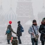 Mosca sommersa dalla “nevicata del secolo”, battuto il record del 1957: un morto, incidenti, blackout e voli cancellati [GALLERY]