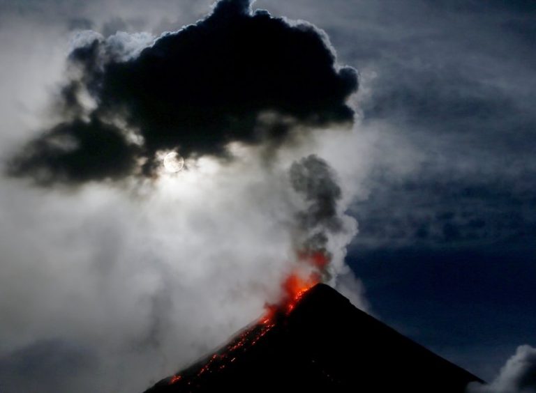 vulcano Mayon eruzioni di lava sotto la Super Luna