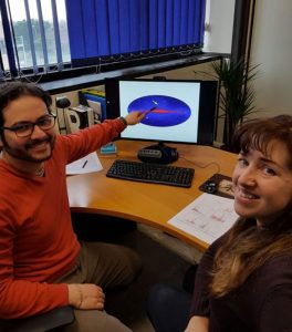 Gabriele Bruni e Francesca Panessa, astrofisici dell’Inaf Iaps di Roma, indicano l’esatta posizione nel cielo gamma del “mostro” da loro scoperto