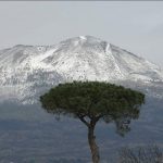Freddo e maltempo: ecco il Vesuvio ricoperto dalla neve [GALLERY]