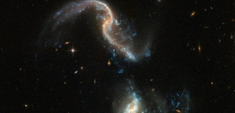 fusione galassie Arp 256 Hubble