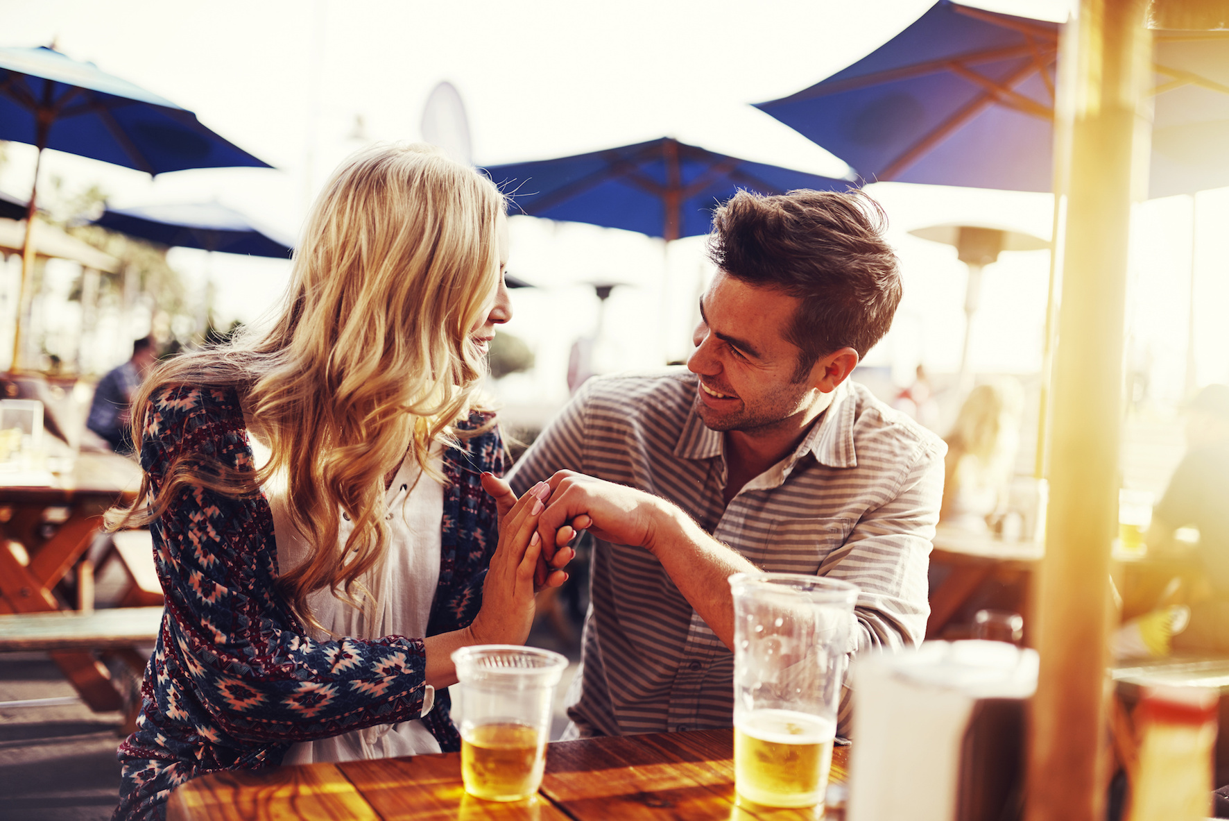 Он старше и пьет. Свидание. Мужчина и женщина пьют пиво. Парень и девушка с пивом. Свидание с пивом.