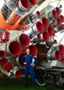 Alexander Gerst davanti al lanciatore Soyuz
