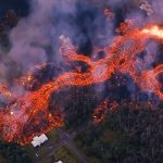 Eruzione ed esplosioni del vulcano Kilauea: secondo gli esperti “è solo l’inizio”