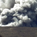 Vulcano Kilauea, le immagini della potente eruzione esplosiva: emergenza per la scarsissima qualità dell’aria [GALLERY]