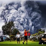 Vulcano Kilauea, le immagini della potente eruzione esplosiva: emergenza per la scarsissima qualità dell’aria [GALLERY]
