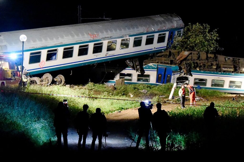 incidente treno camion torino