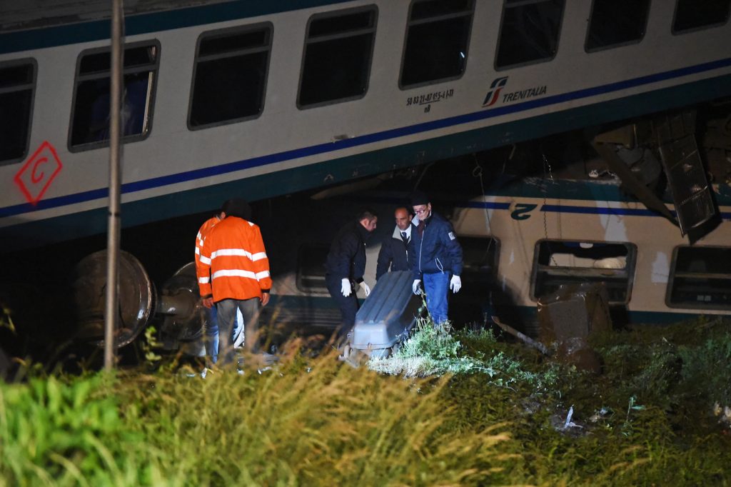 incidente treno camion torino