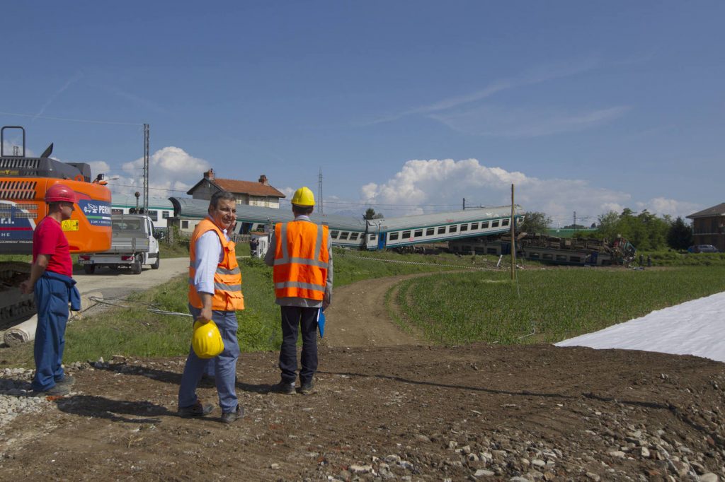 incidente treno camion torino