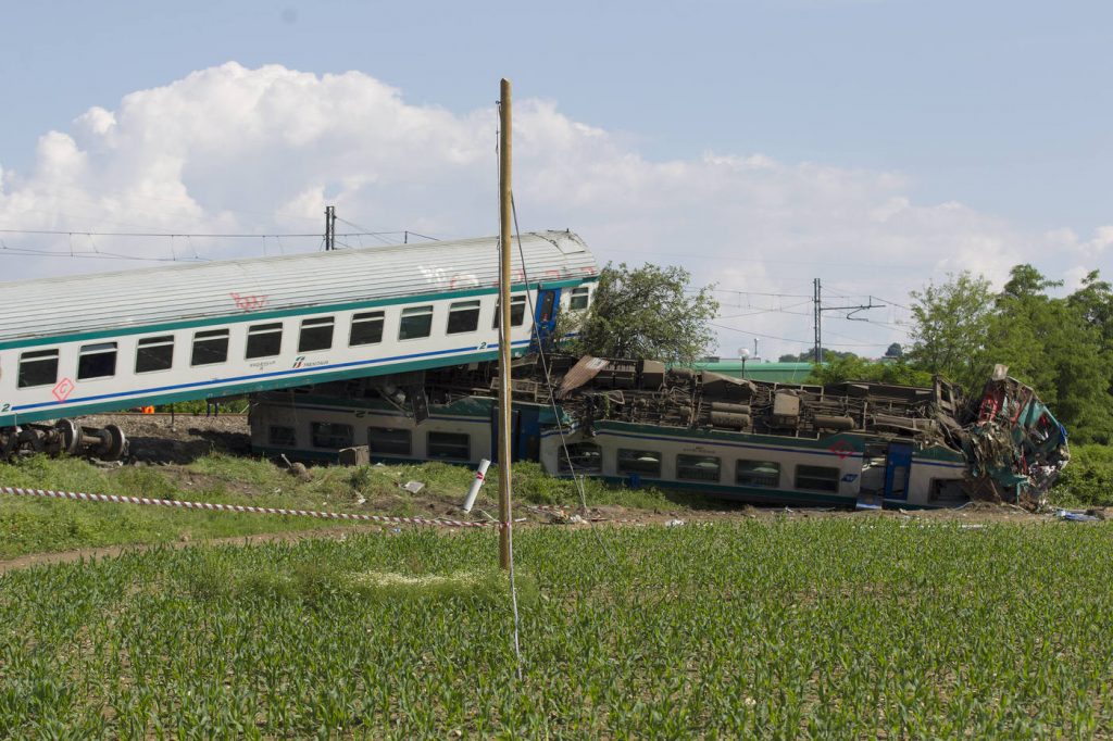 incidente treno camion torino
