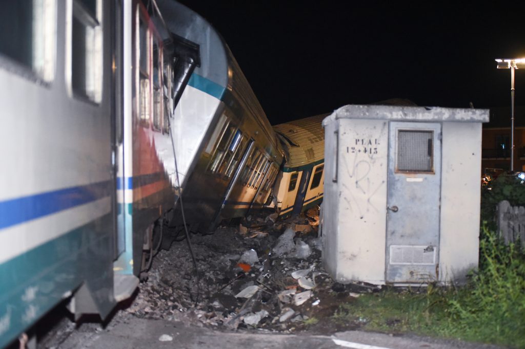 incidente treno camion torino