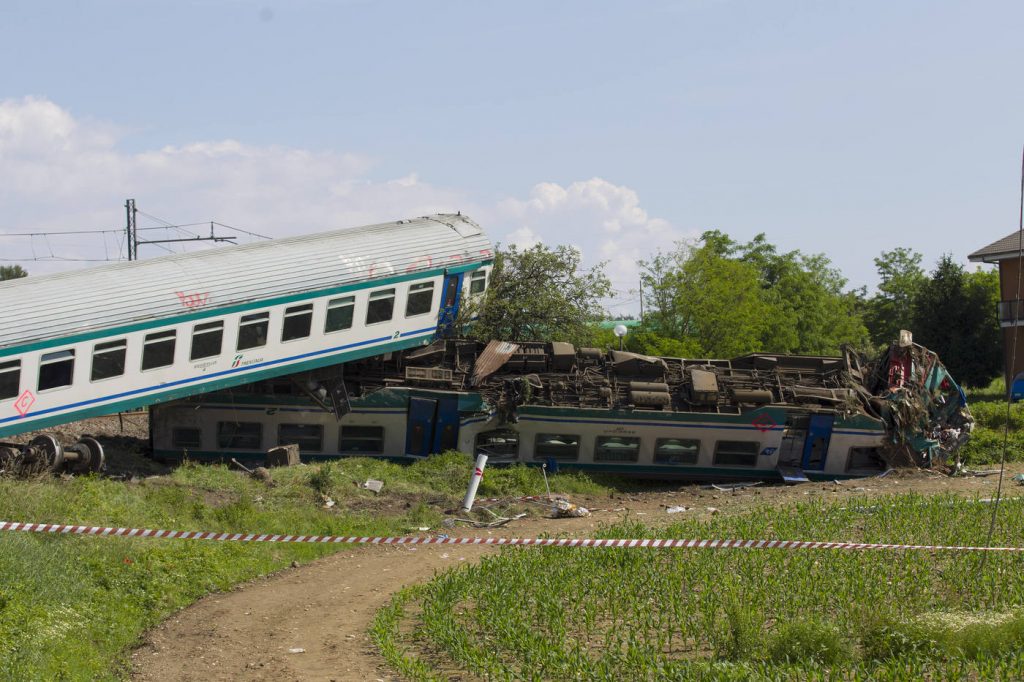 incidente treno camion torino