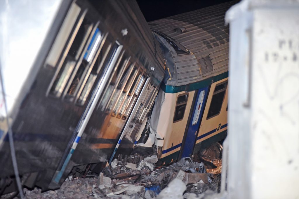 incidente treno camion torino