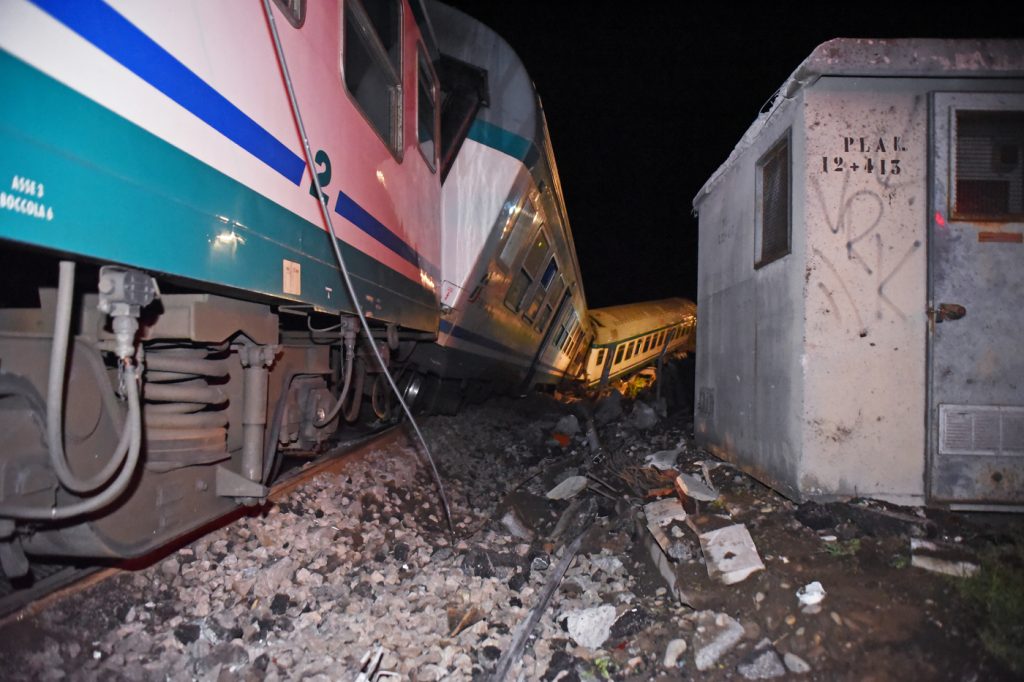 incidente treno camion torino