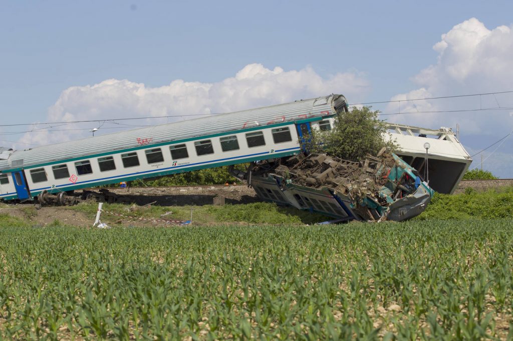 incidente treno camion torino