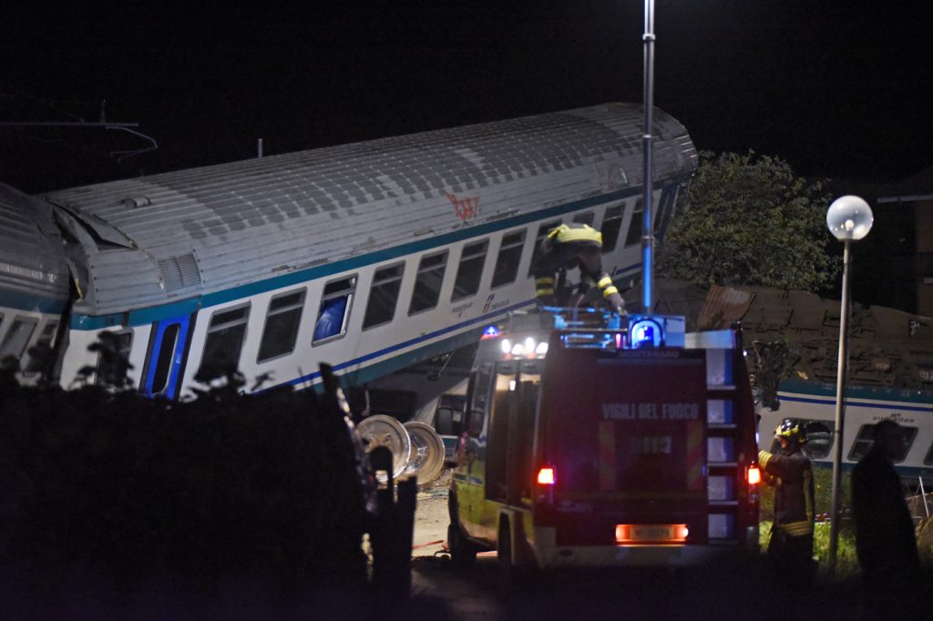 incidente treno camion torino