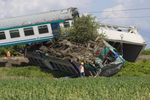 incidente treno camion torino