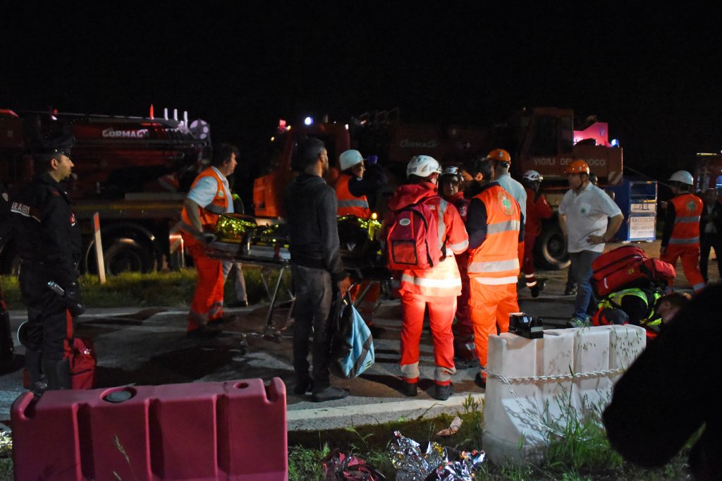 incidente treno camion torino