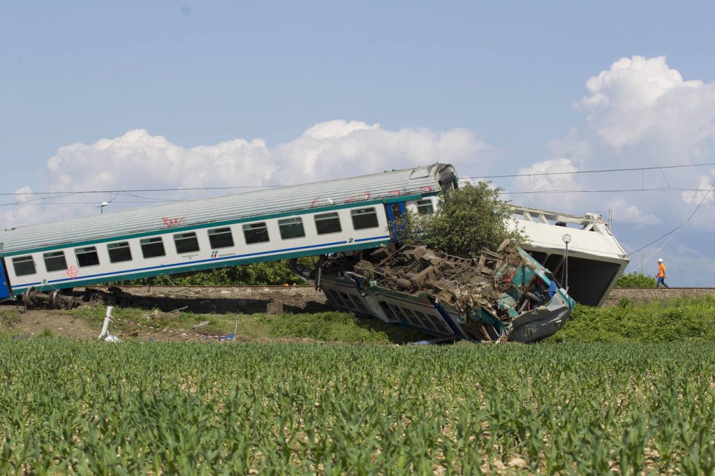 incidente treno camion torino