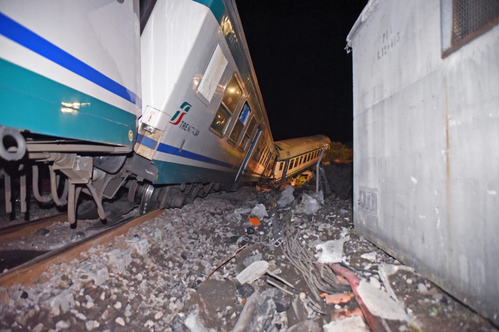 incidente treno camion torino