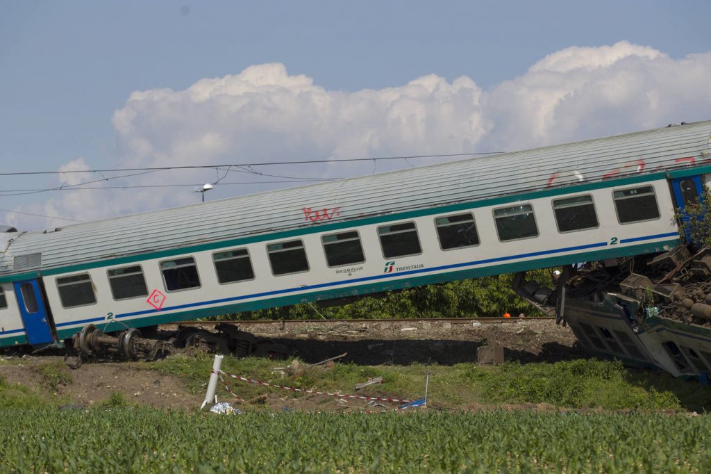 incidente treno camion torino