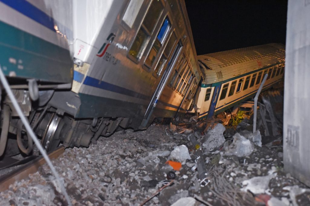 incidente treno camion torino