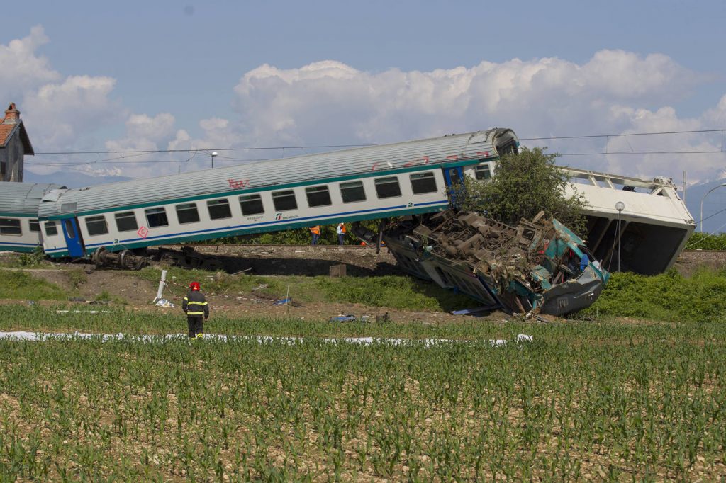 incidente treno camion torino
