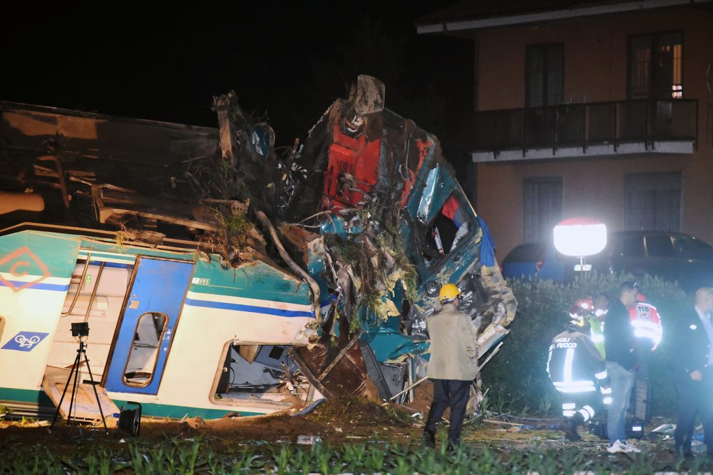 incidente treno camion torino