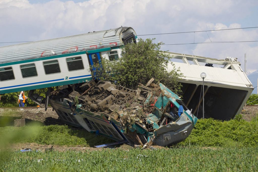 incidente treno camion torino