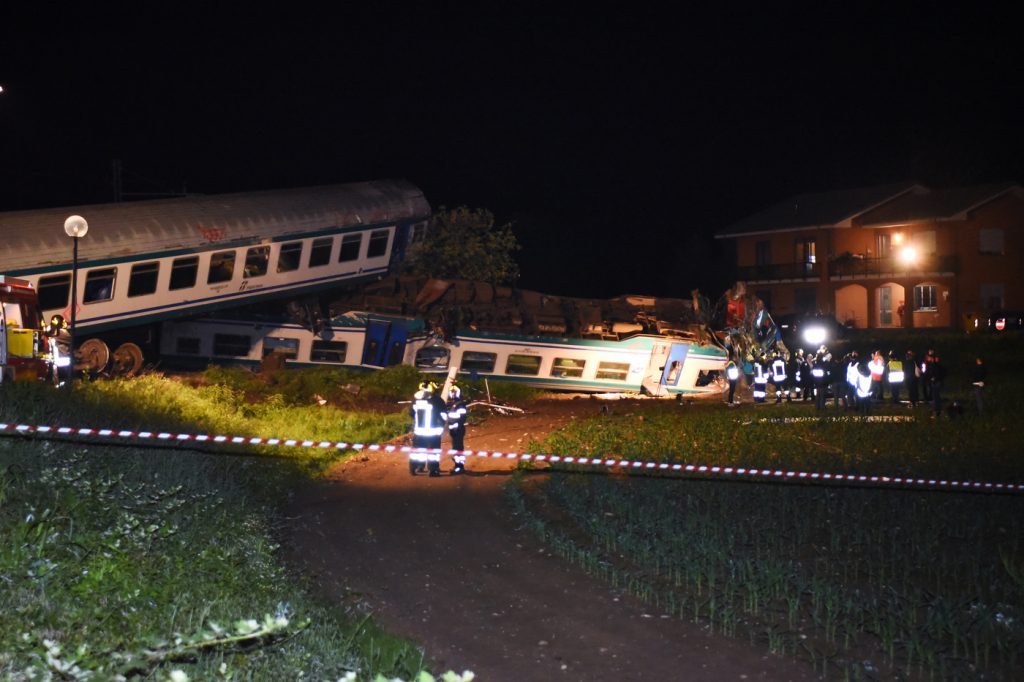 incidente treno camion torino