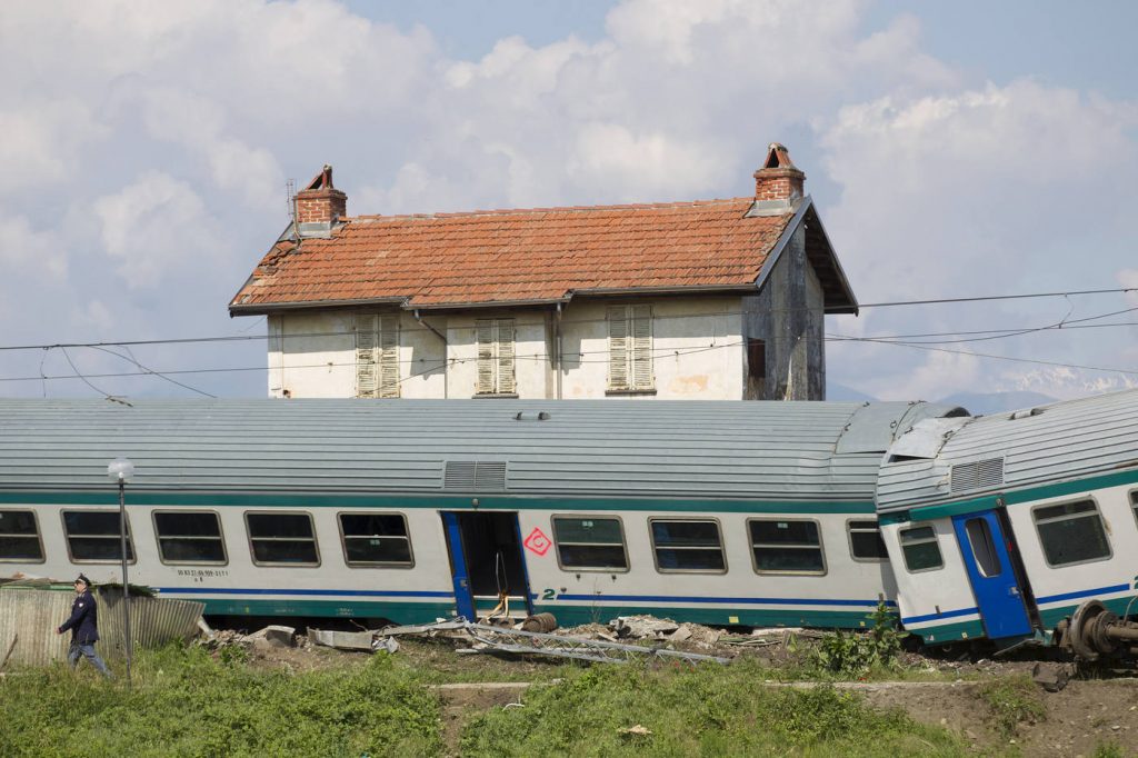 incidente treno camion torino