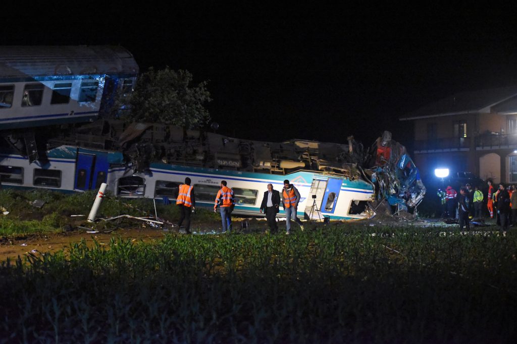 incidente treno camion torino