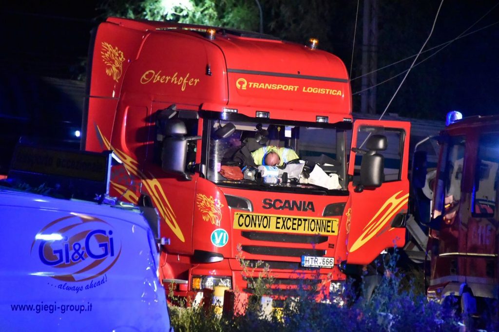 incidente treno camion torino